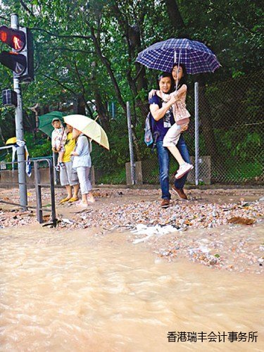 父女情深。香港文匯報(bào)圖