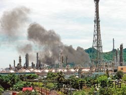 “中油”高雄煉油廠低硫燃油工場(chǎng)氣爆，黑煙竄出1公裡外，附近臭味彌漫。中國(guó)時(shí)<a href=