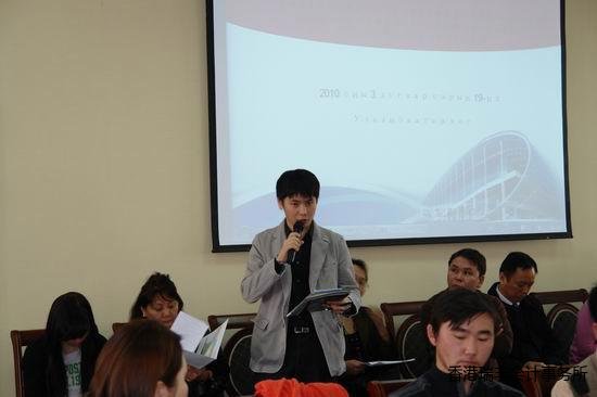 蒙古國著名企業戈壁羊絨公司代表就參加廣交會有關事宜提問。