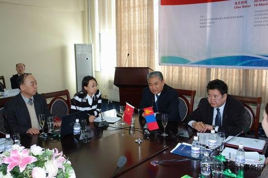 中國對外貿易中心主任王志平(右二)正在回答蒙古企業傢提出的問題。